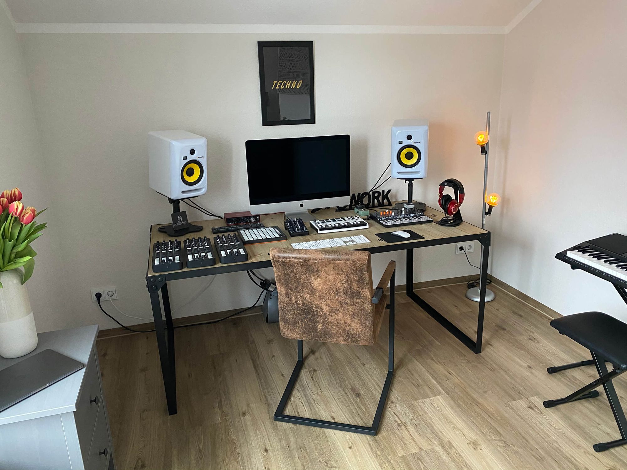 Having fallen in love with techno music while living in Frankfurt am Main, Nadine now owns her own home recording studio in Kiel