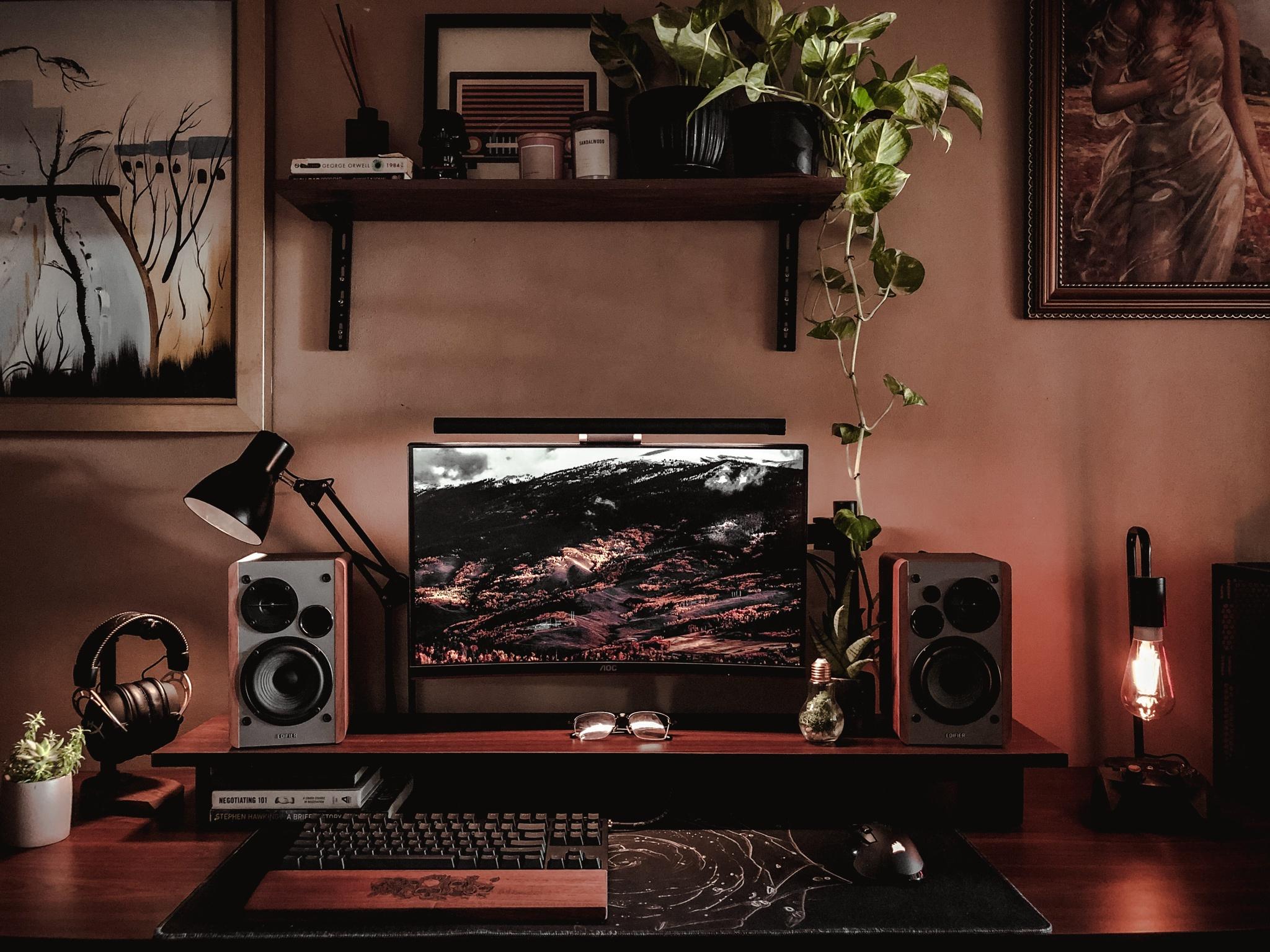 By using dark colours, Jason has created a relaxing ambience in his setup