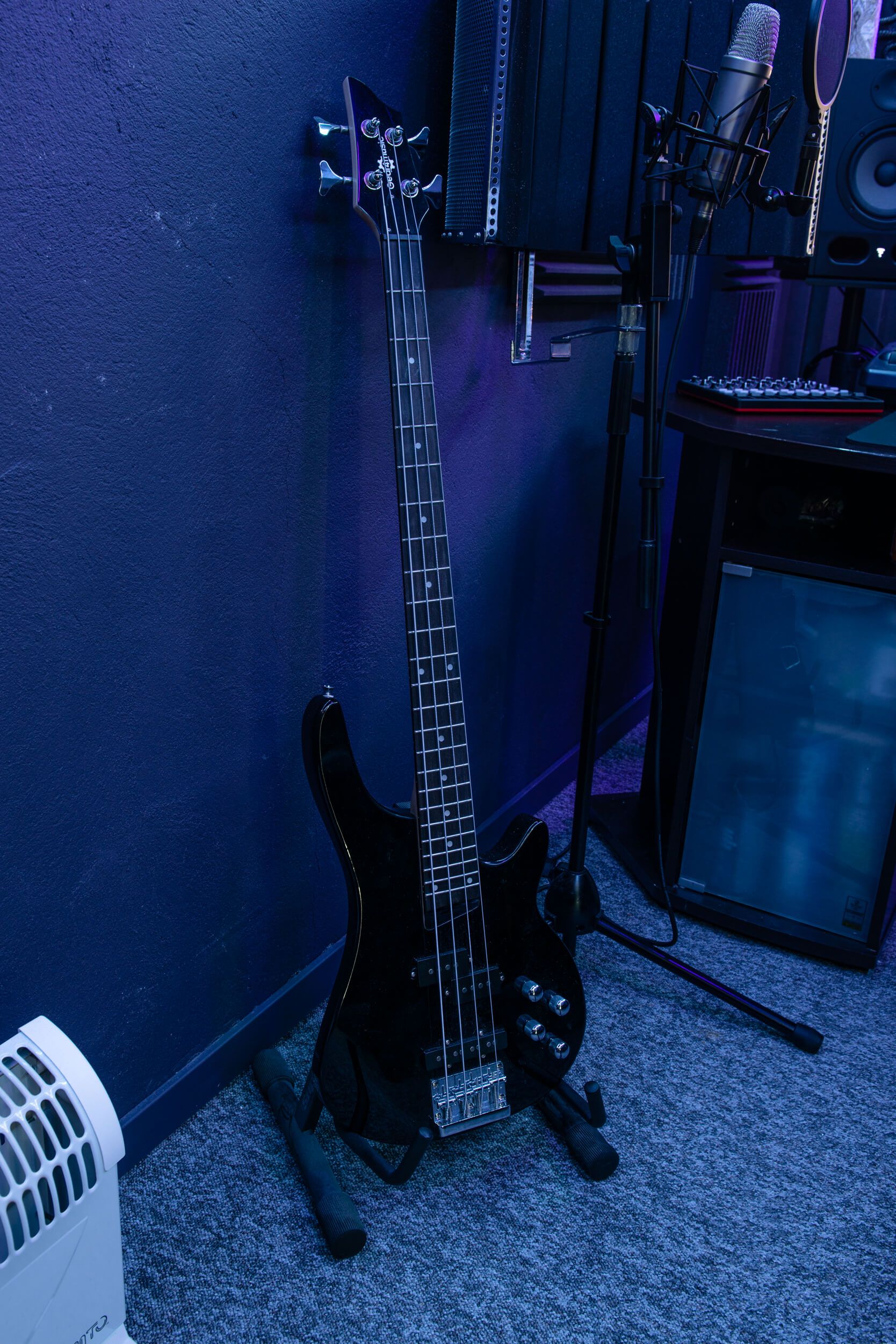 Joakim usually plays the bass on its own without an amp or any additional equipment