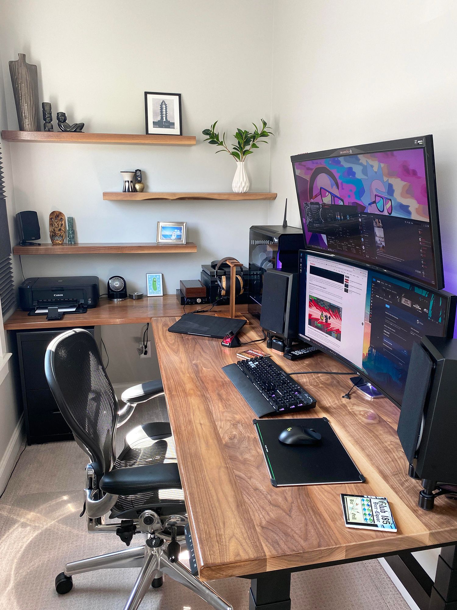 Cloffice setup inspiration. BuckeyeSouth‘s WFH office featuring an Aeron chair in a converted closet