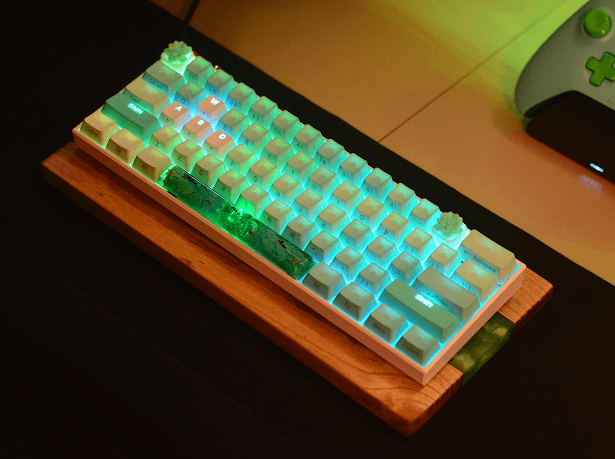 The Anne Pro 2 mechanical keyboard features custom artisan keycaps from Etsy. These caps are 3D printed in mint and white resin for Cherry MX style switches