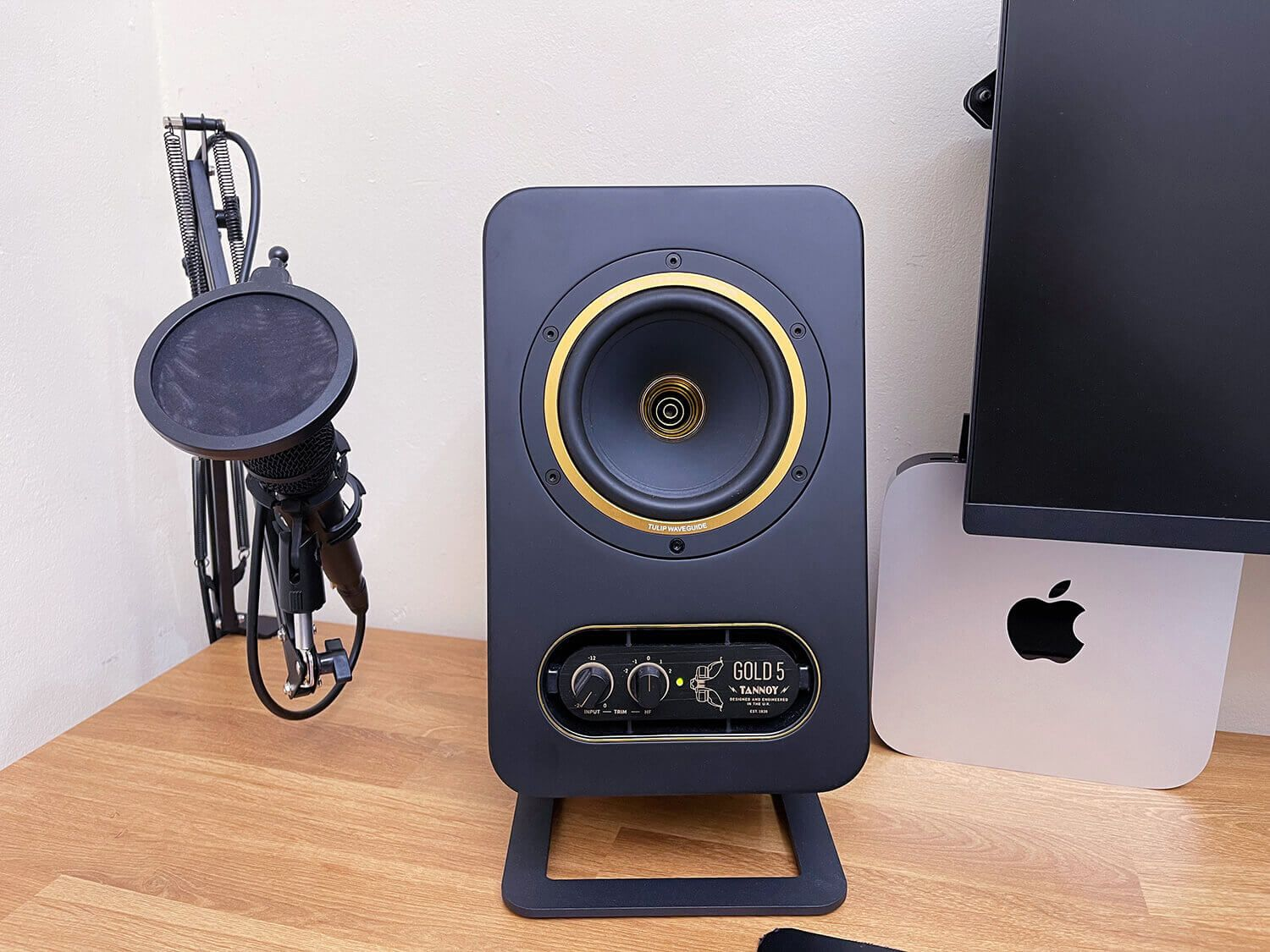 An external microphone and Tannoy Gold 5 studio monitor as part of the Nilson Gaspar’s desk setup