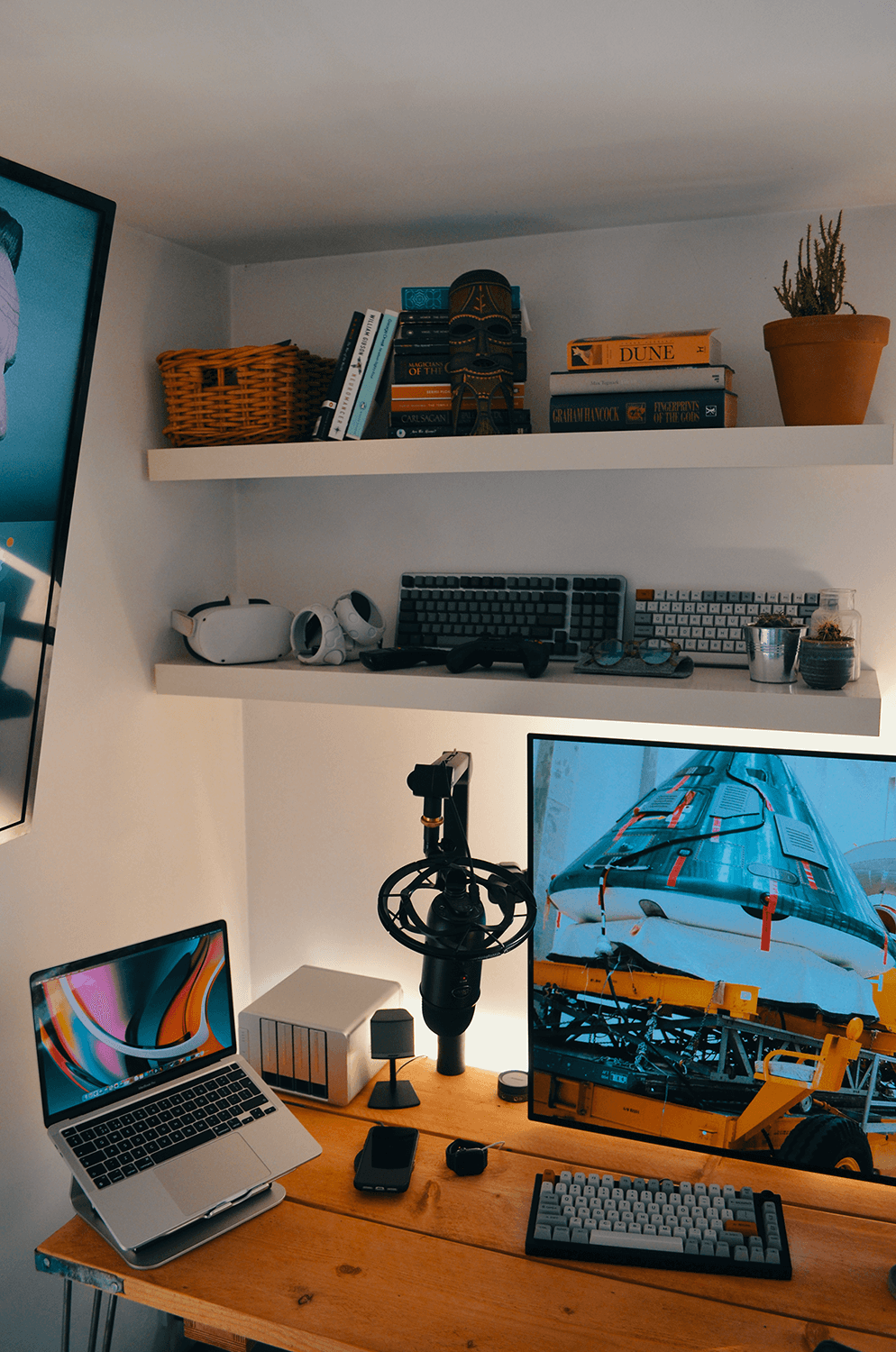 A GMMK Pro keyboard on the desk