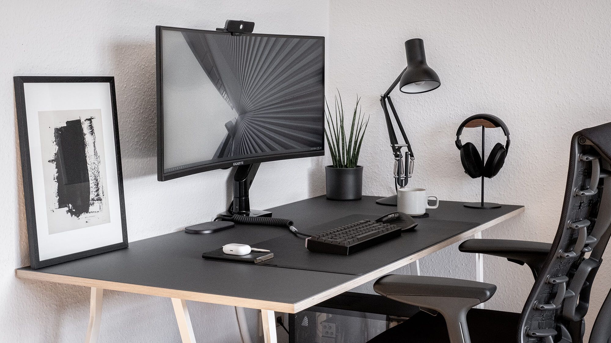 Black & white WFH desk setup in Germany