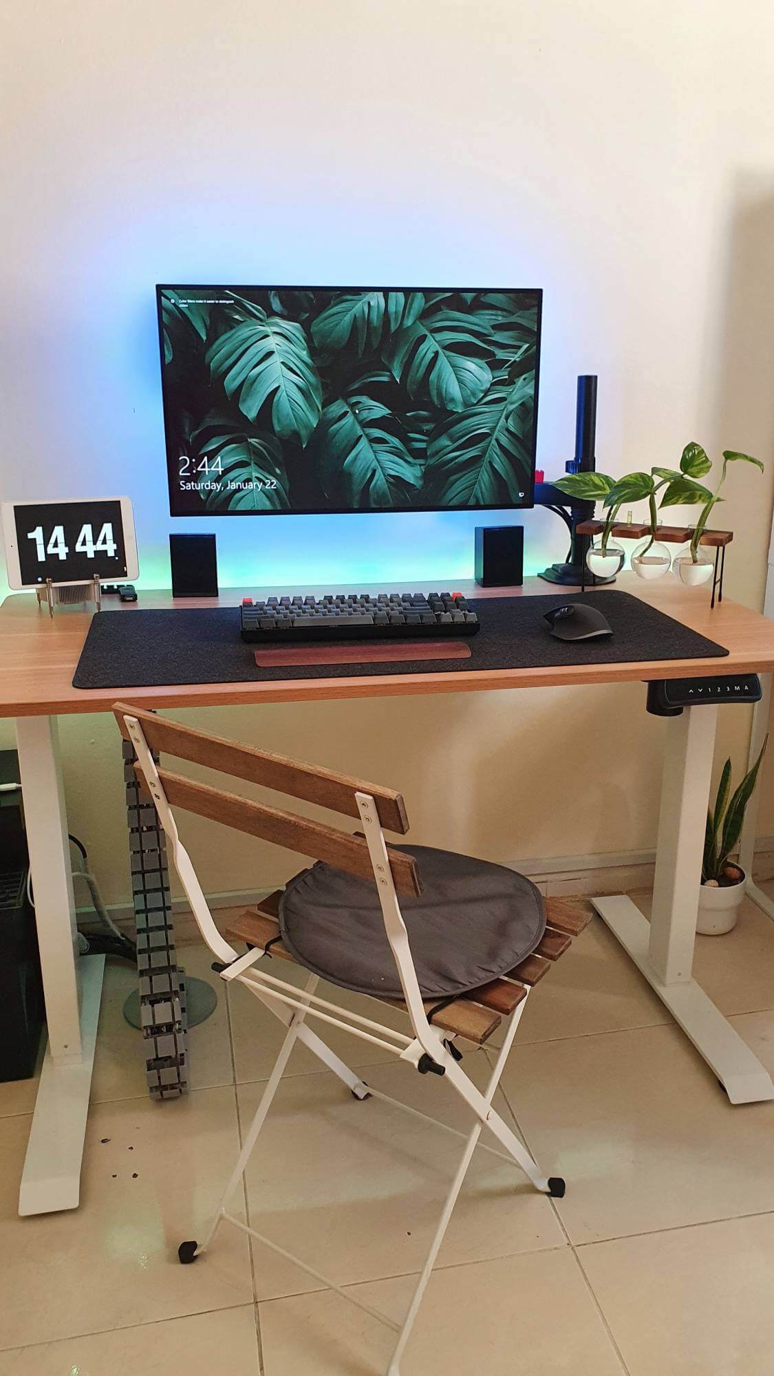 Cable-free desk setup in Dubai, UAE
