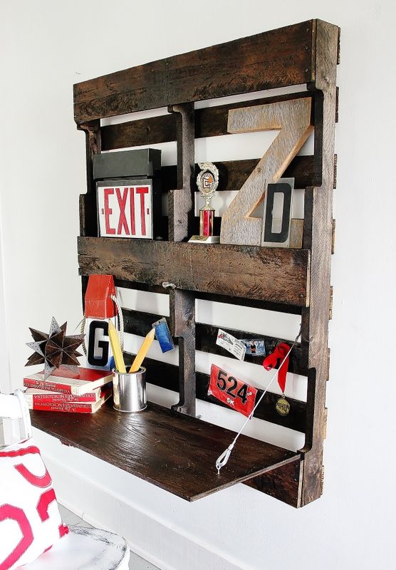 A fold-up pallet desk