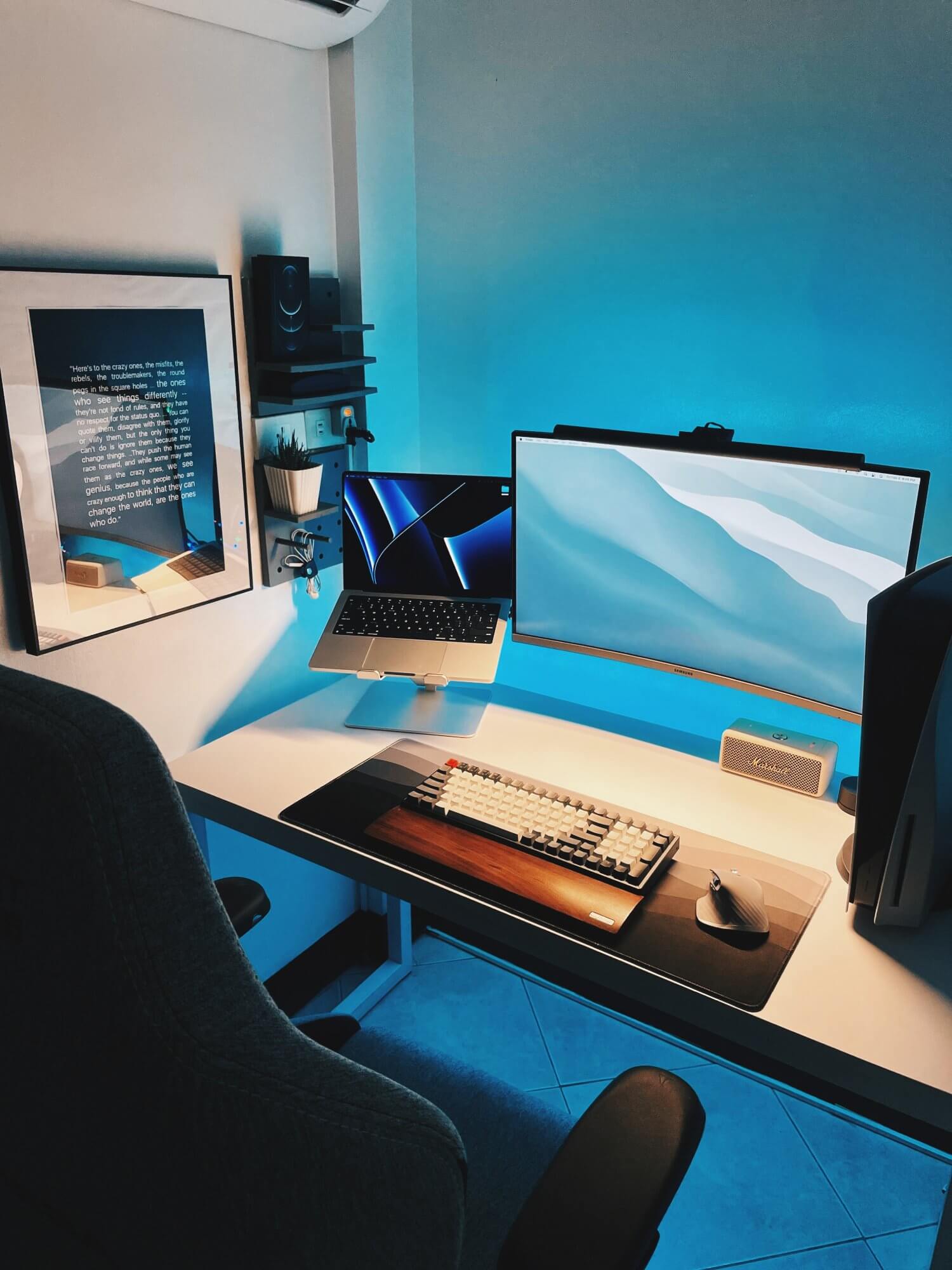 To make her workspace brighter and more ambient, Maru added a LED strip light