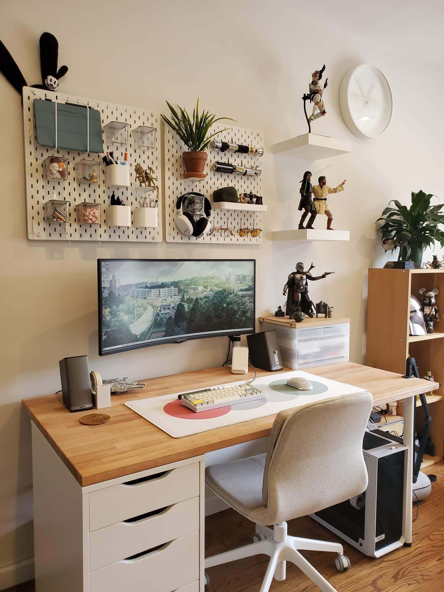 30 Aesthetic Desk Setups for Creative Workspace