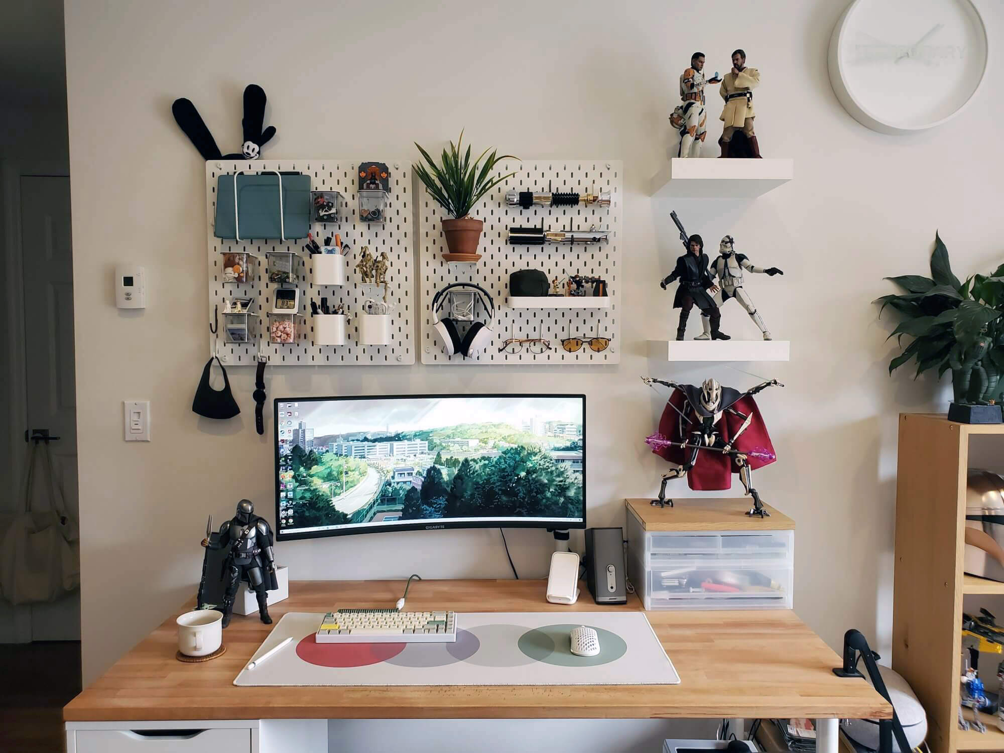 When designing his WFH battlestation, Ryoma drew inspiration from Japanese minimalism and Scandinavian practicality