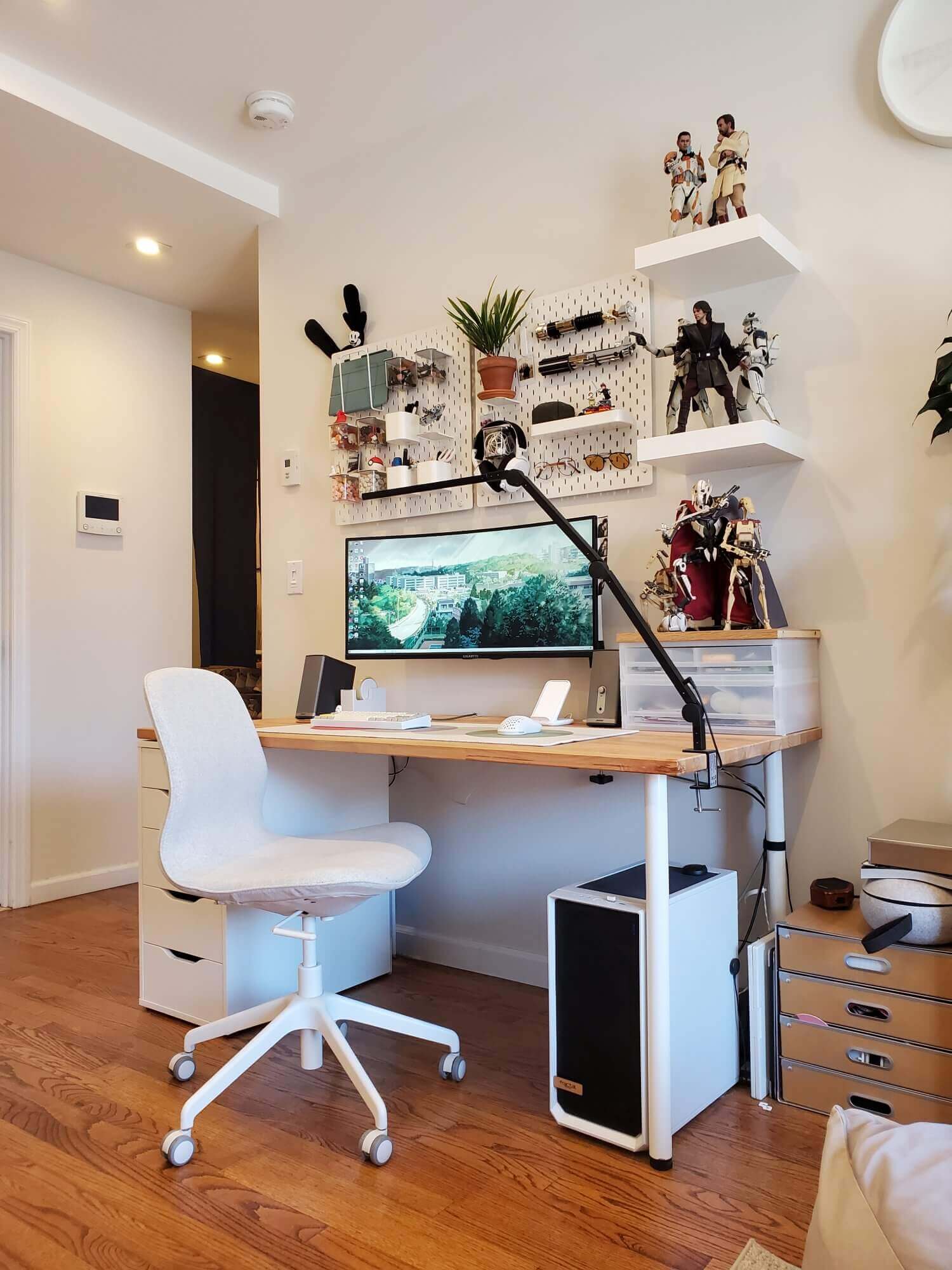 Ryoma has managed to build a desk setup that combines functionality, minimalism, and lots of personal touches
