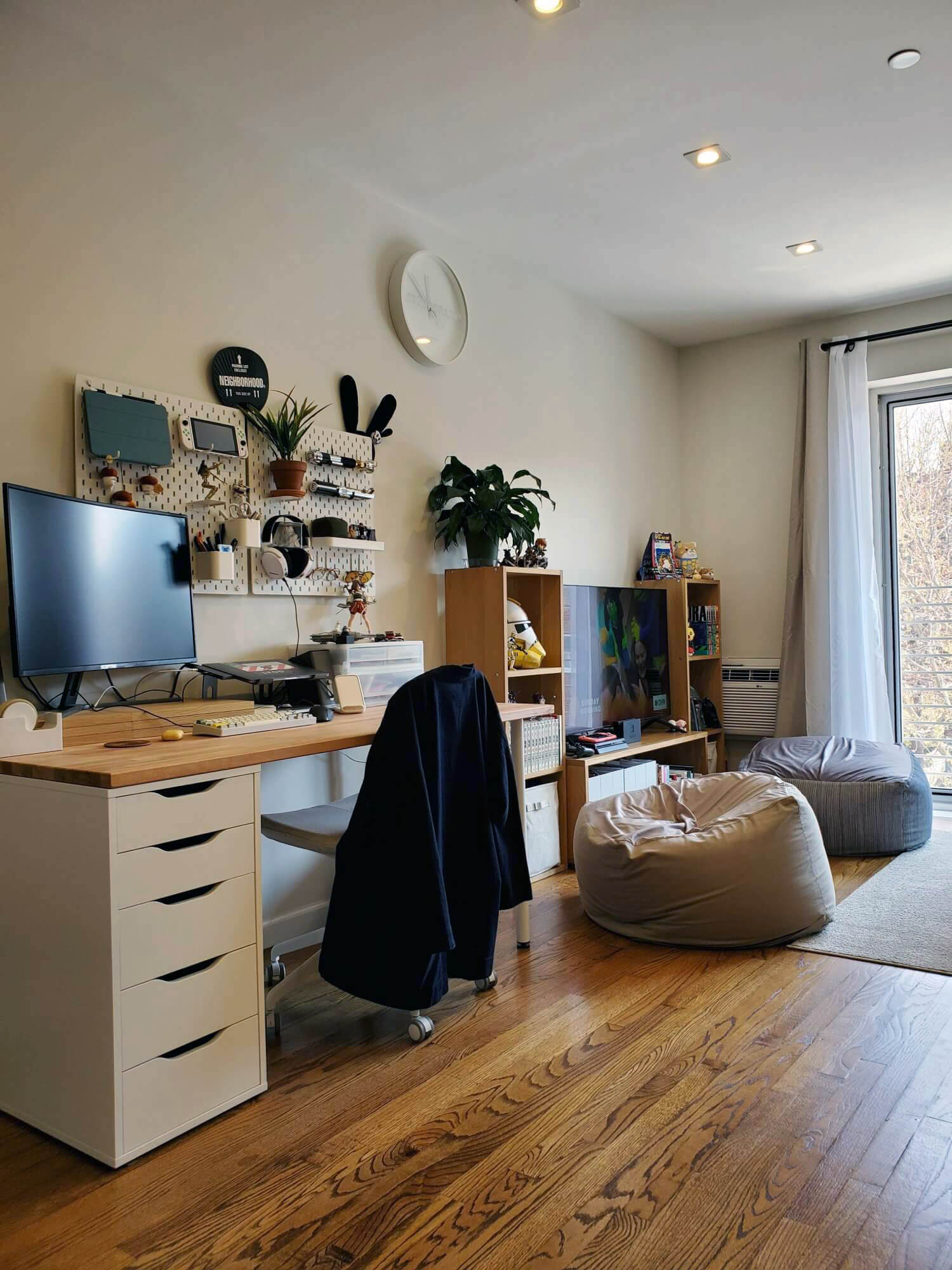 Ryoma’s home office benefits from a big window that lets in lots of natural light