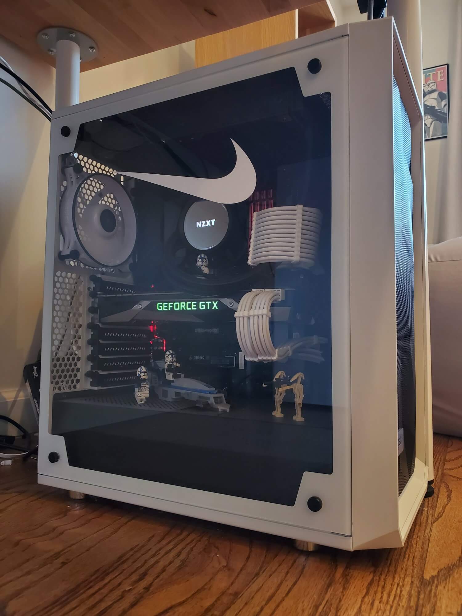 Ryoma picked a Fractal Meshify C Case for his custom-built PC