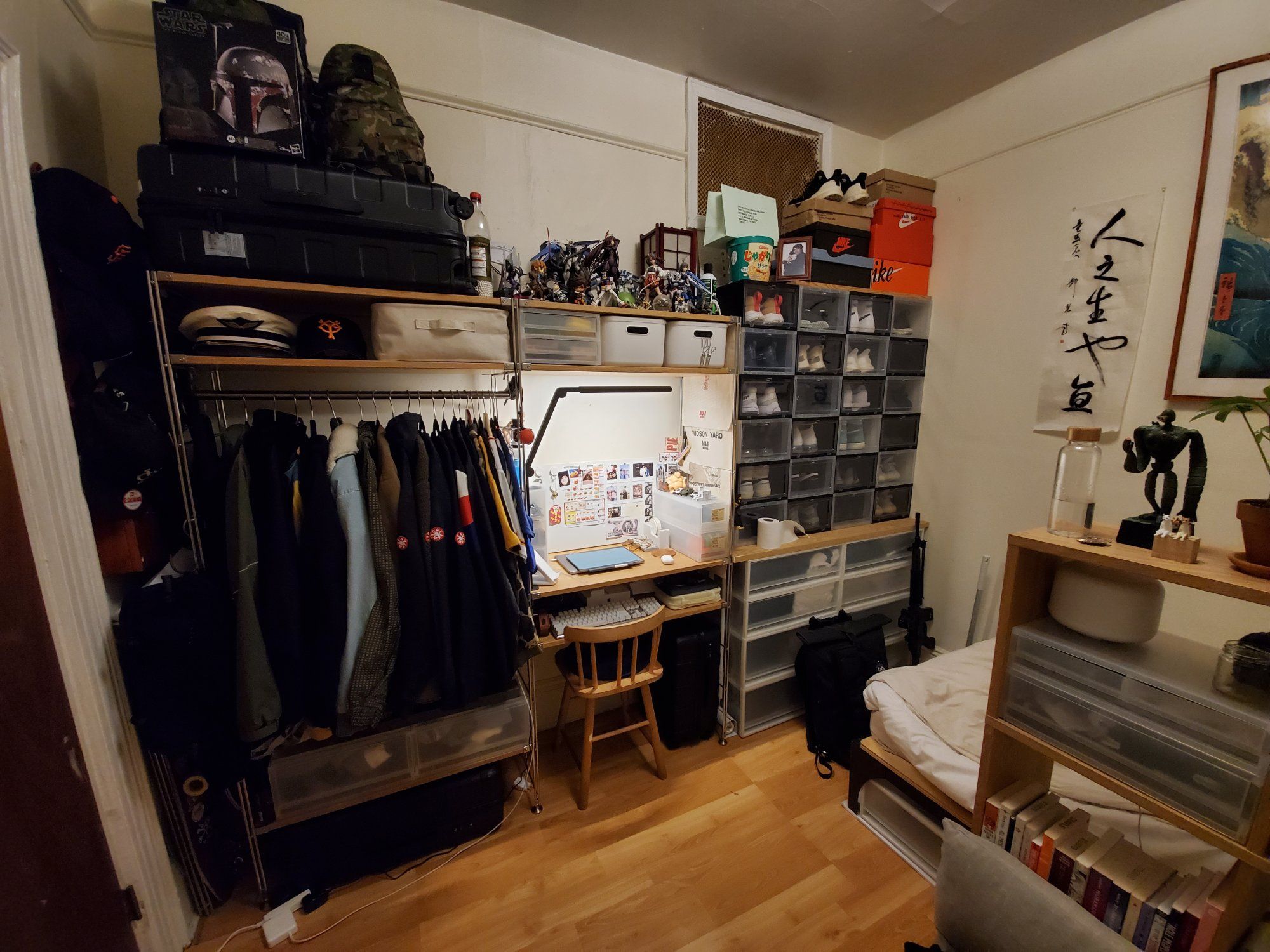Ryoma’s old desk setup measured just 76×50 cm and was located in a dark room
