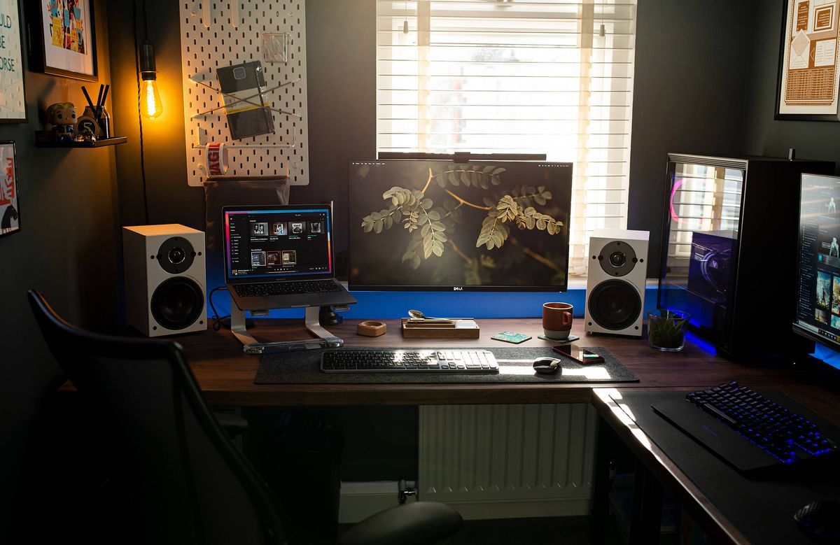 Ben’s L-shaped Desk Setup in Essex, UK