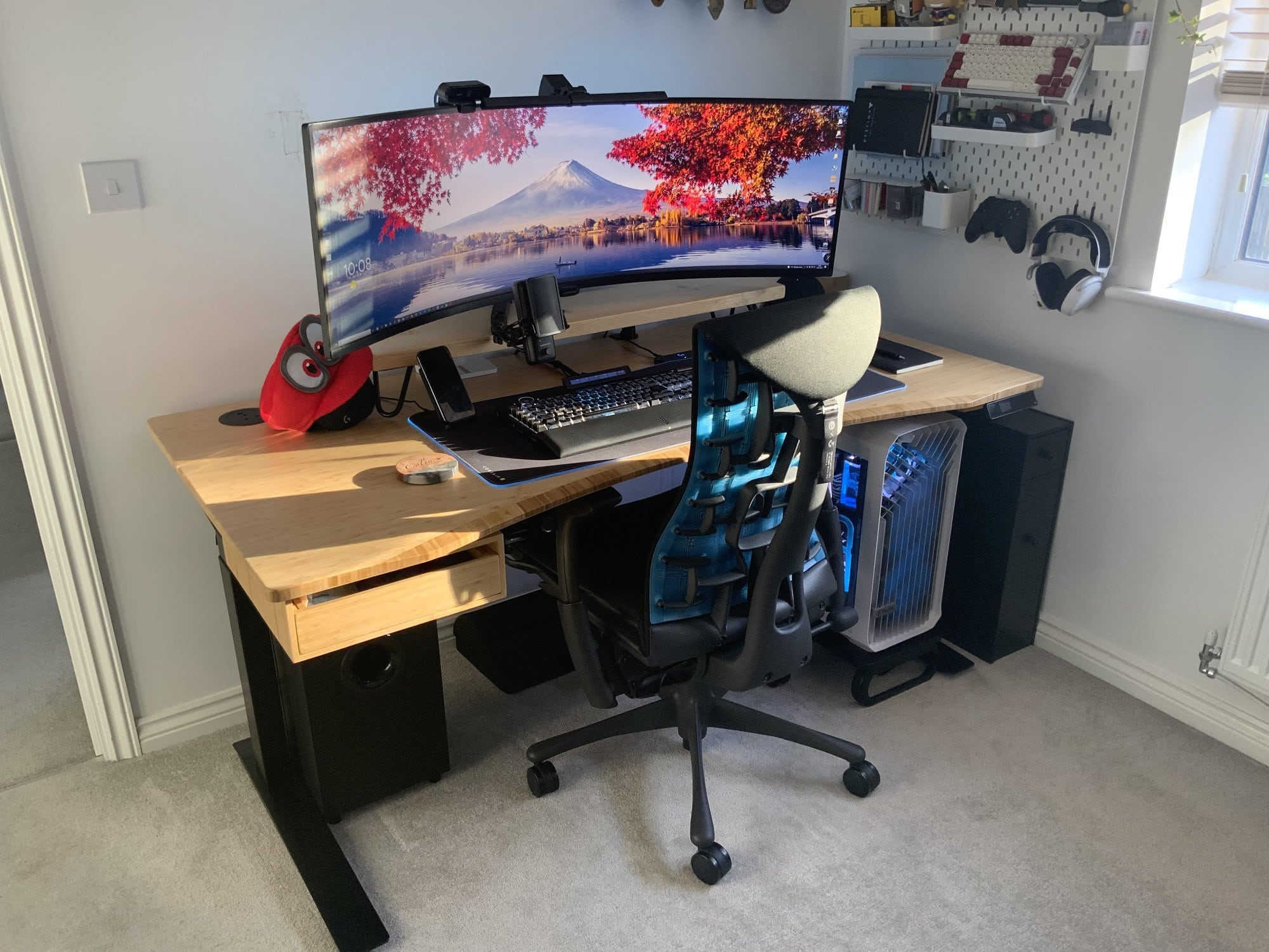 An ultrawide battlestation