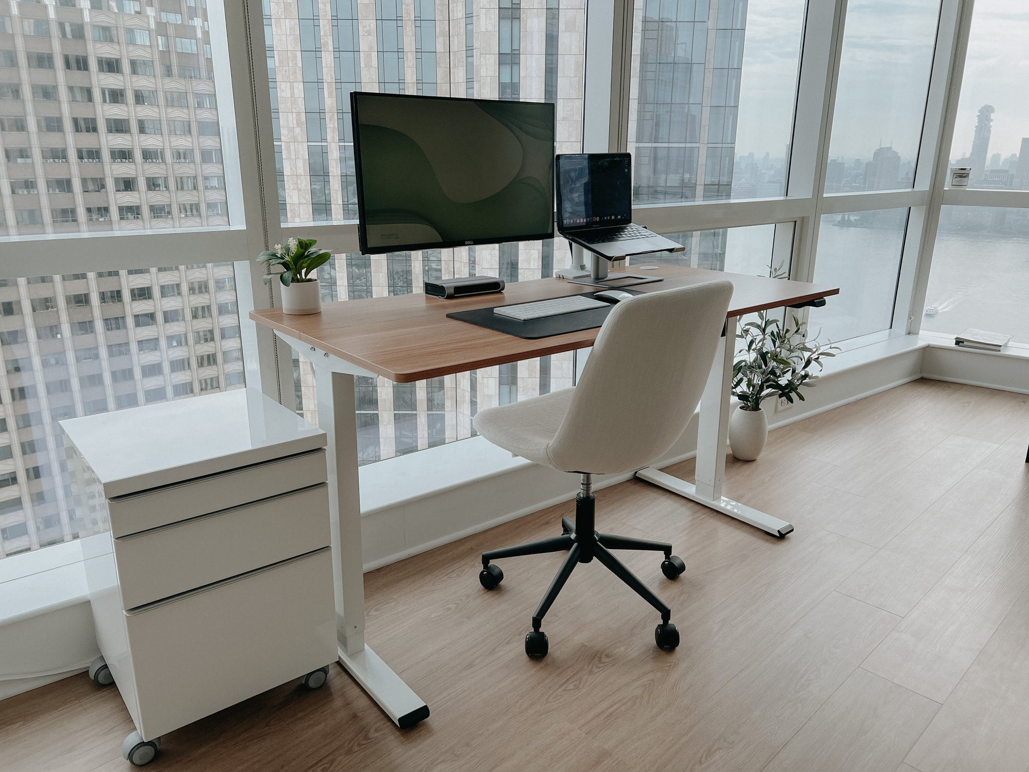 Katie’s home office is centred around the Flexispot standing desk. It boosts her productivity and helps to feel healthier