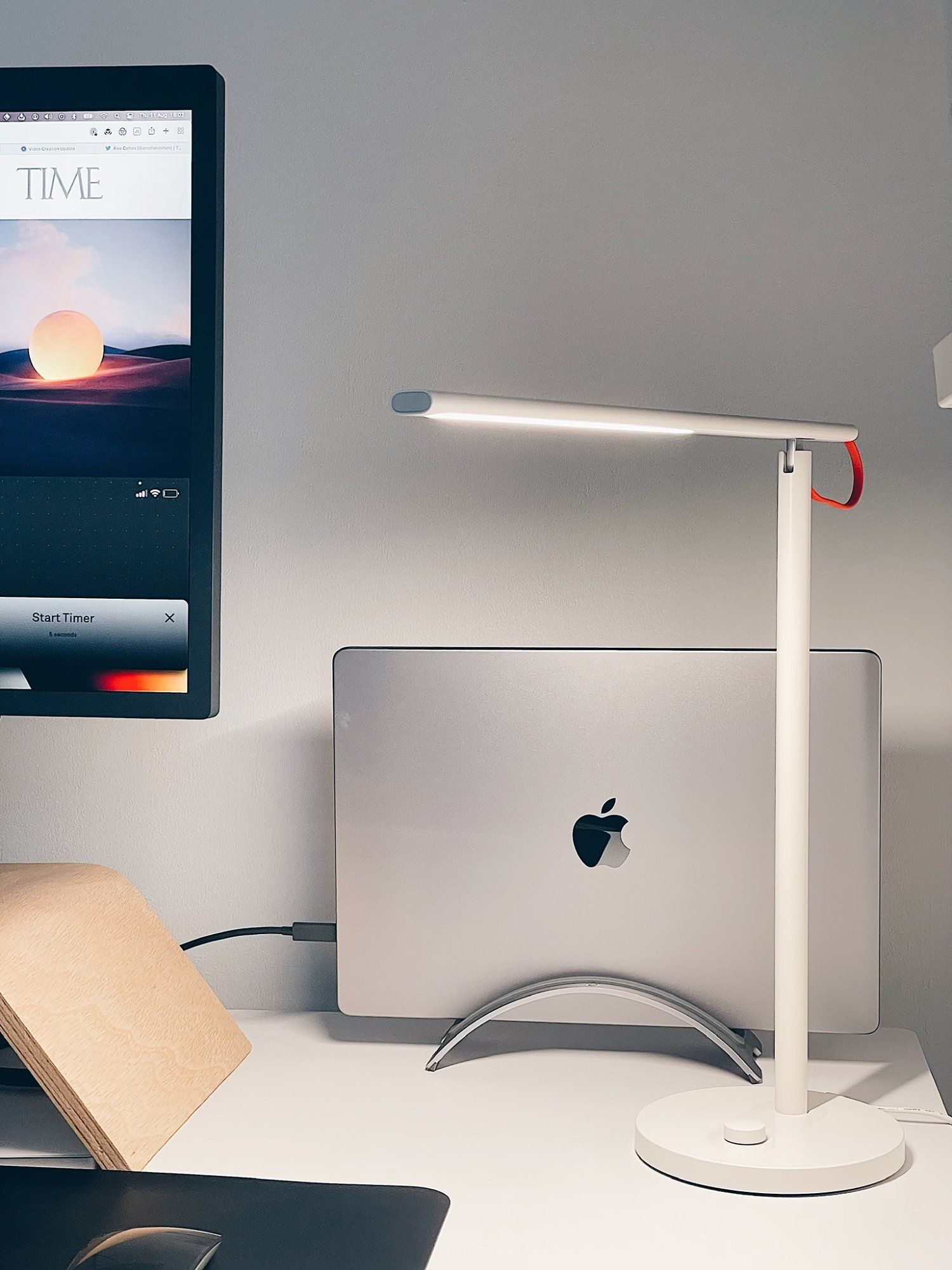 MI desk lamp 1S in a minimal home office