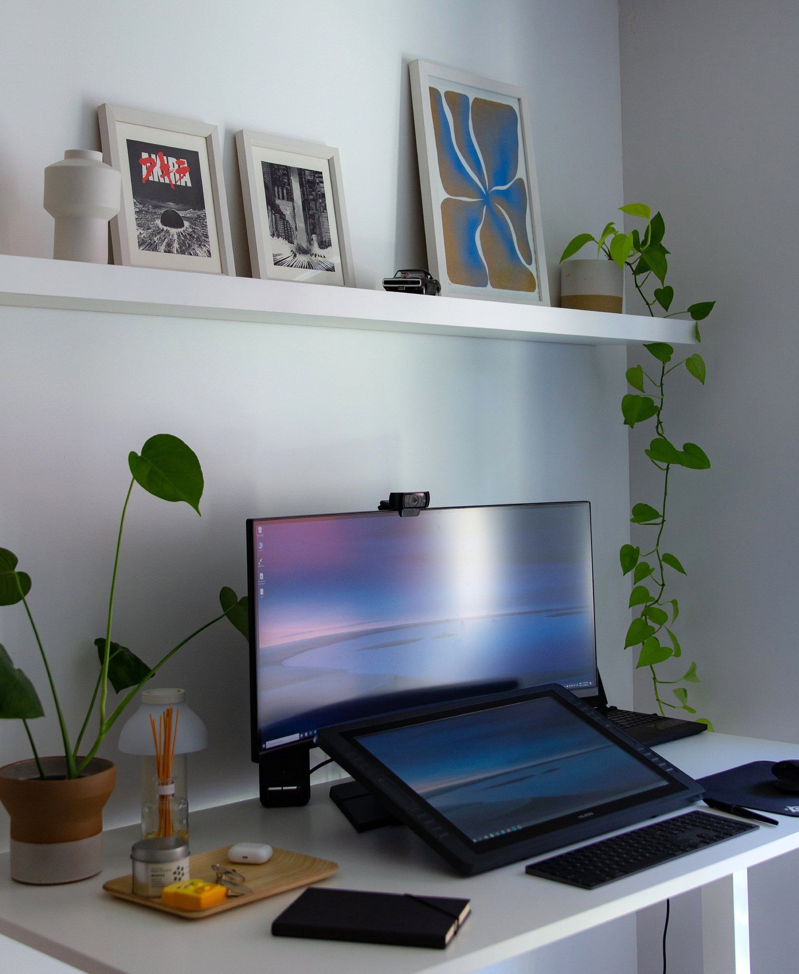A minimal ergonomic 3D design workstation with a wide screen
