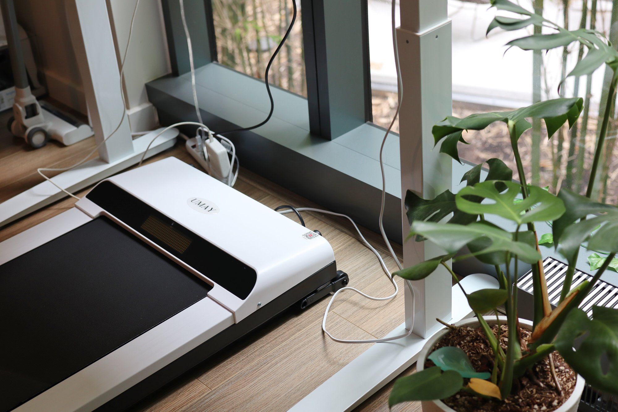 The UMAY treadmill under the desk