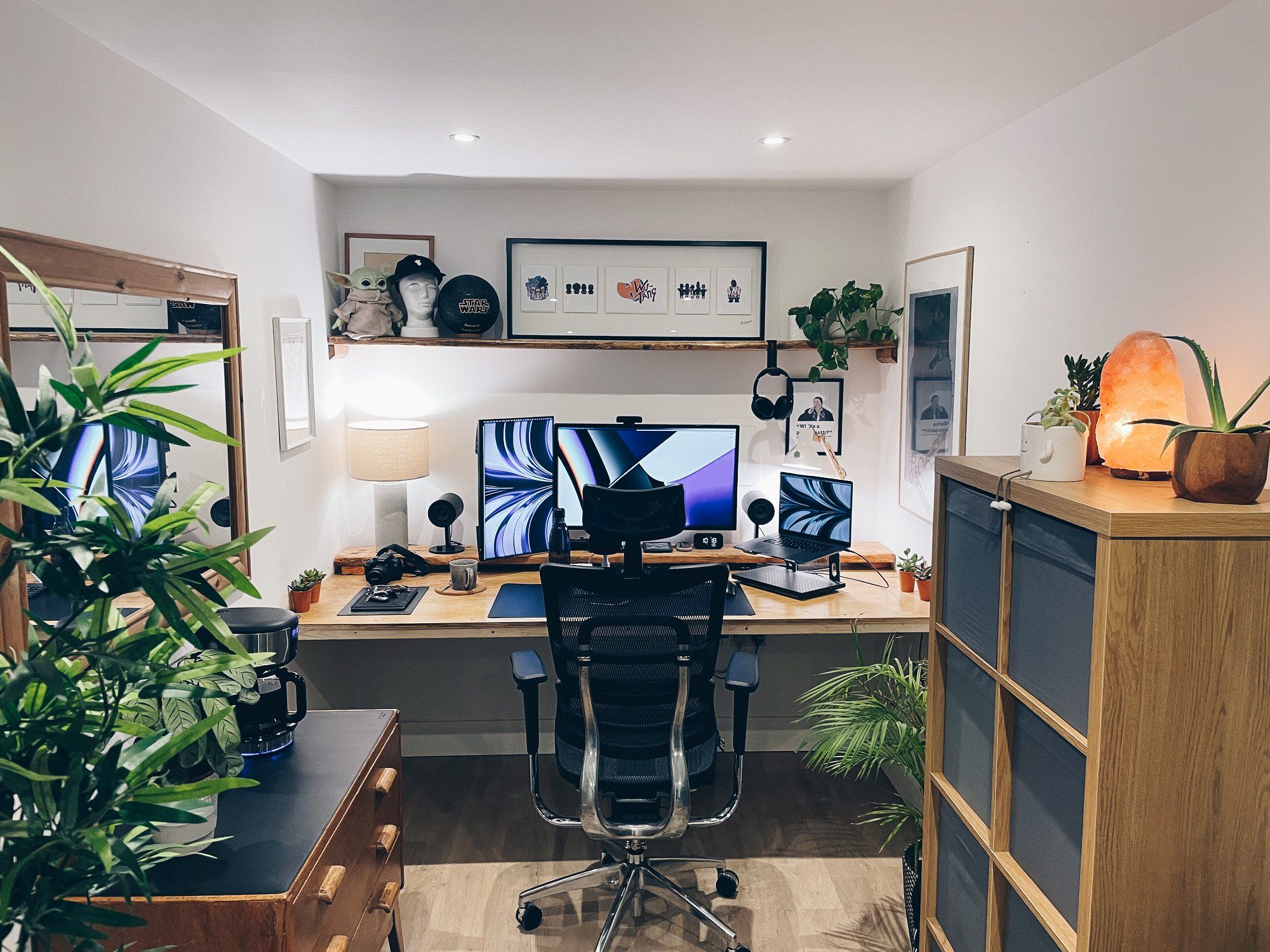 James’ DIY floating plywood desk setup with an Ergohuman Elite V2 chair