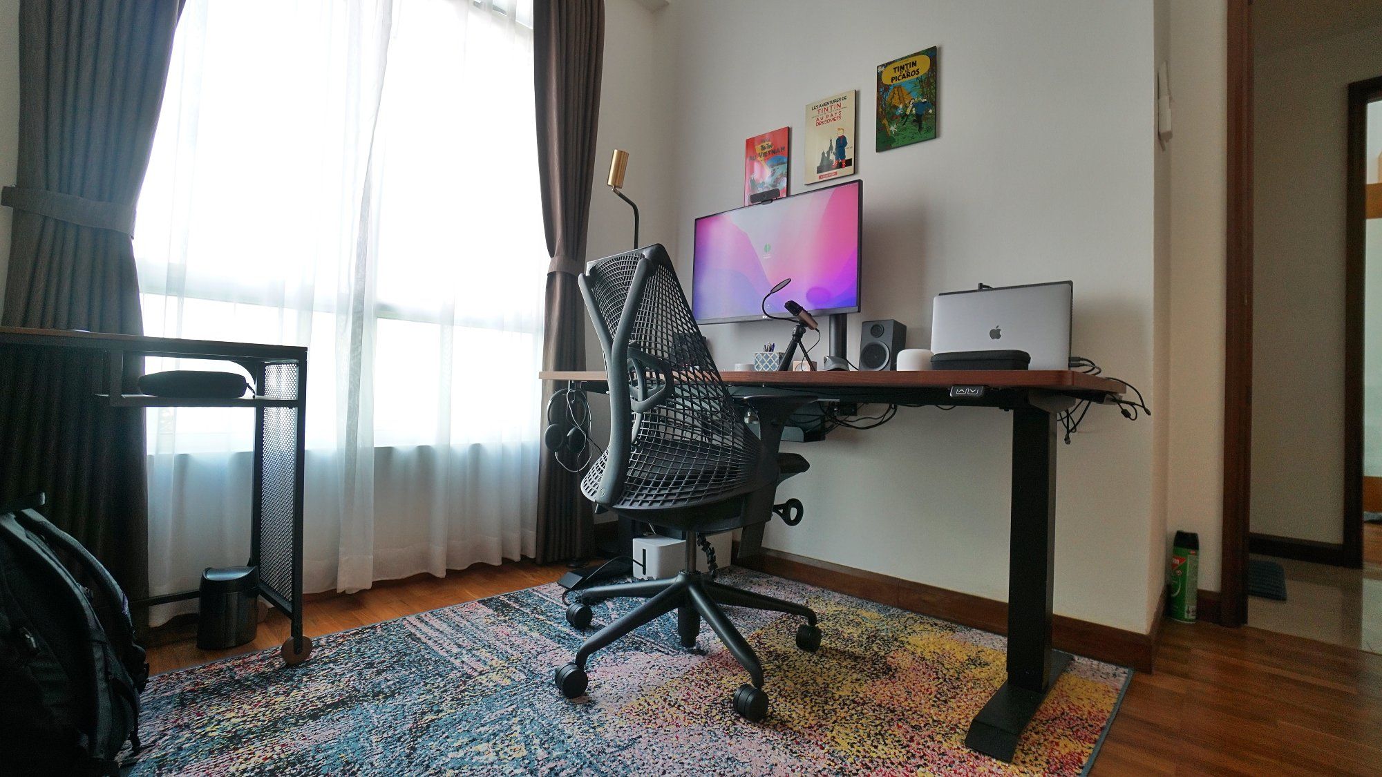 A large light-lit workspace in Singapore featuring a 160×70cm walnut desk 