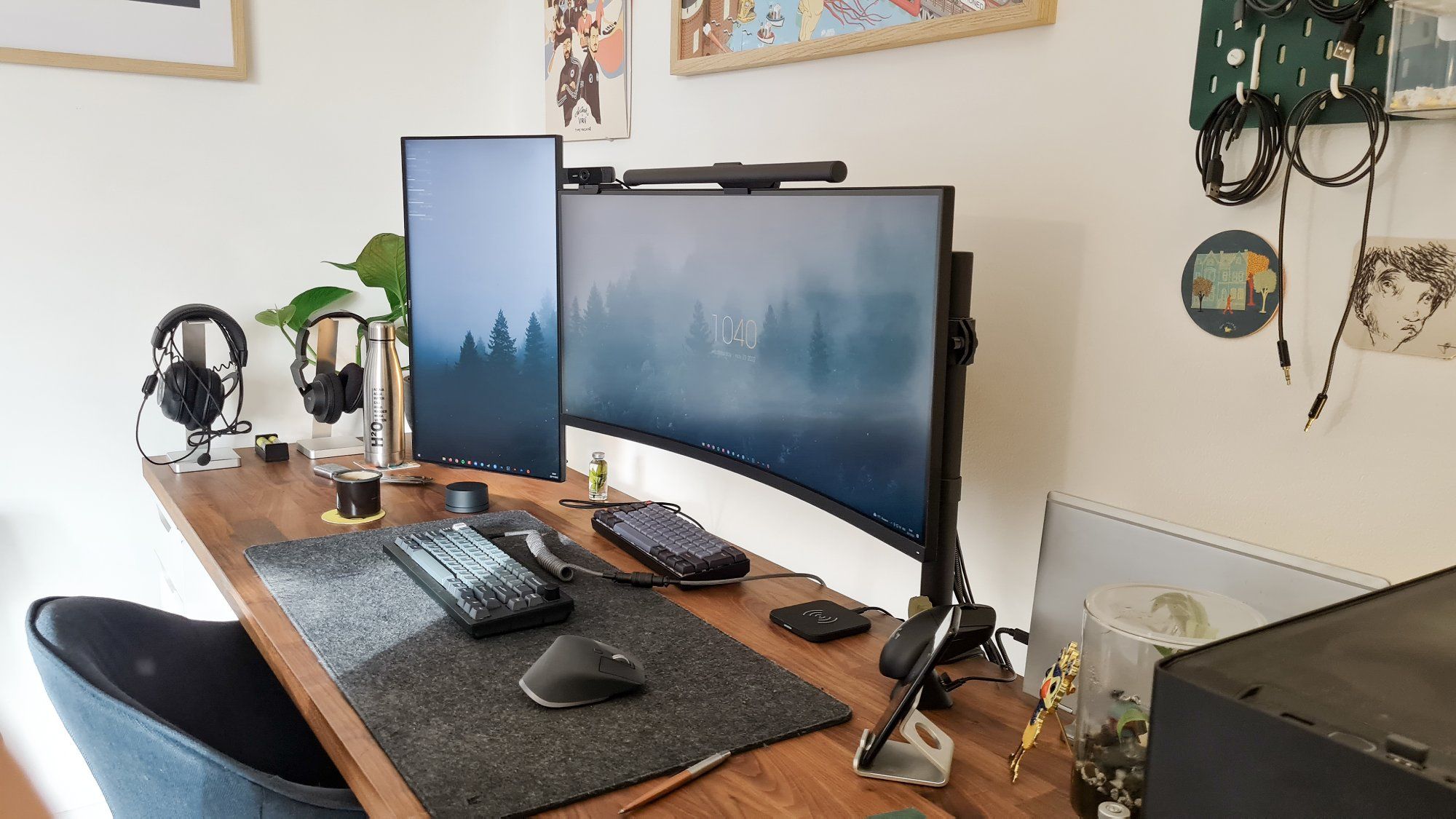 A well-designed home workstation in France featuring two monitors and IKEA products