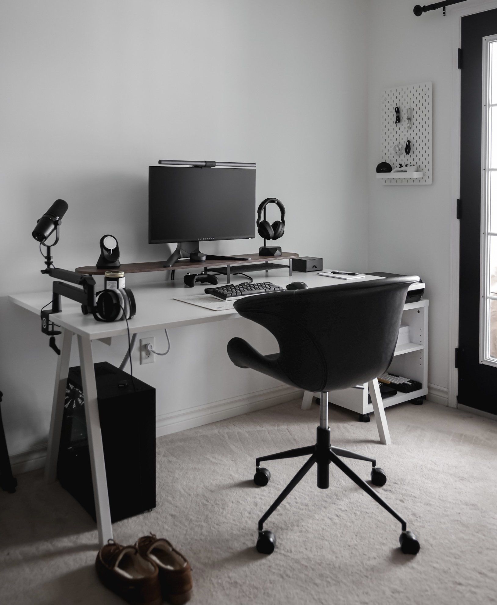 Using a desk shelf with your home office setup - Minimal Desk Setups