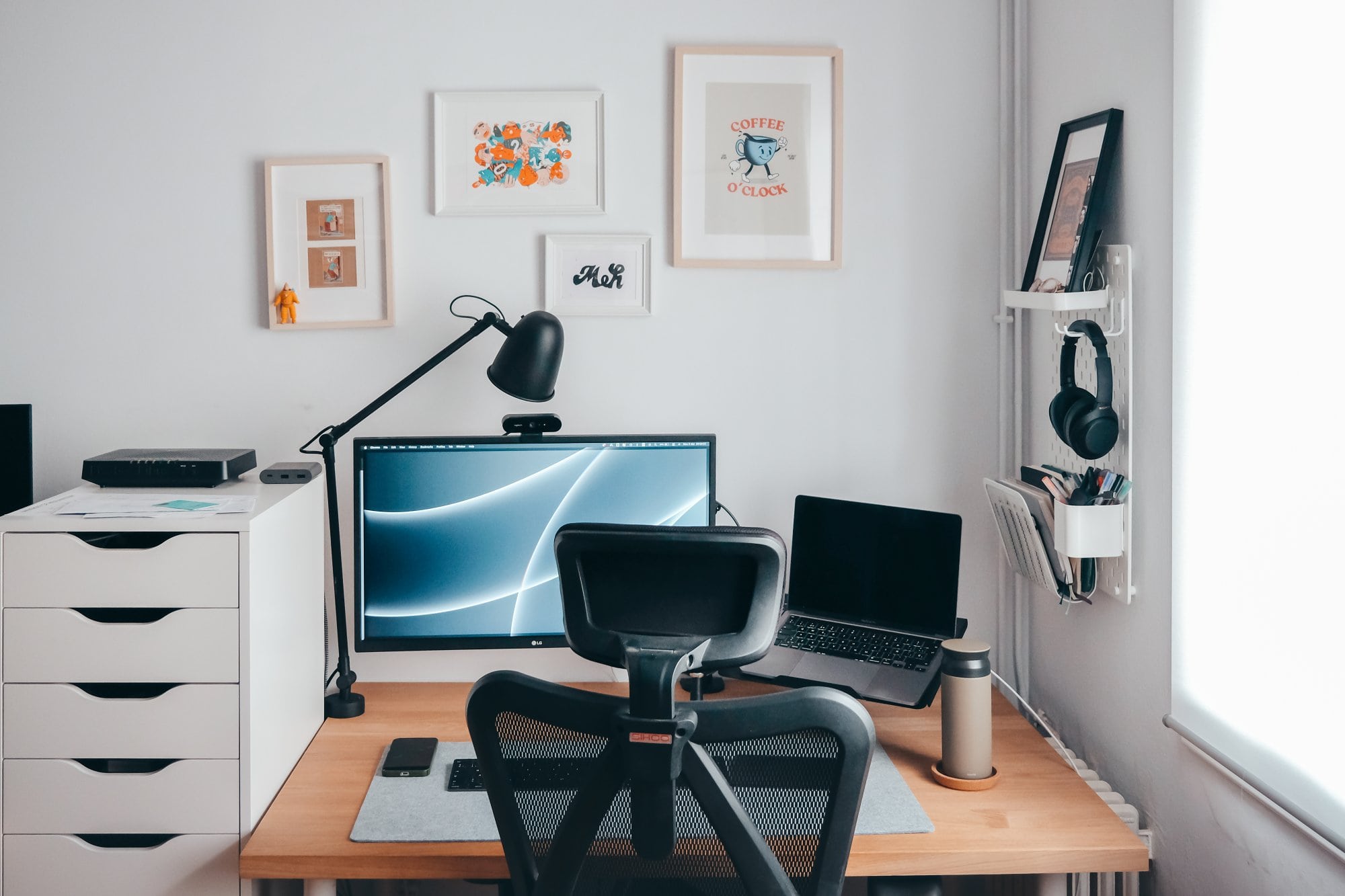 A minimal and bright home office in Barcelona