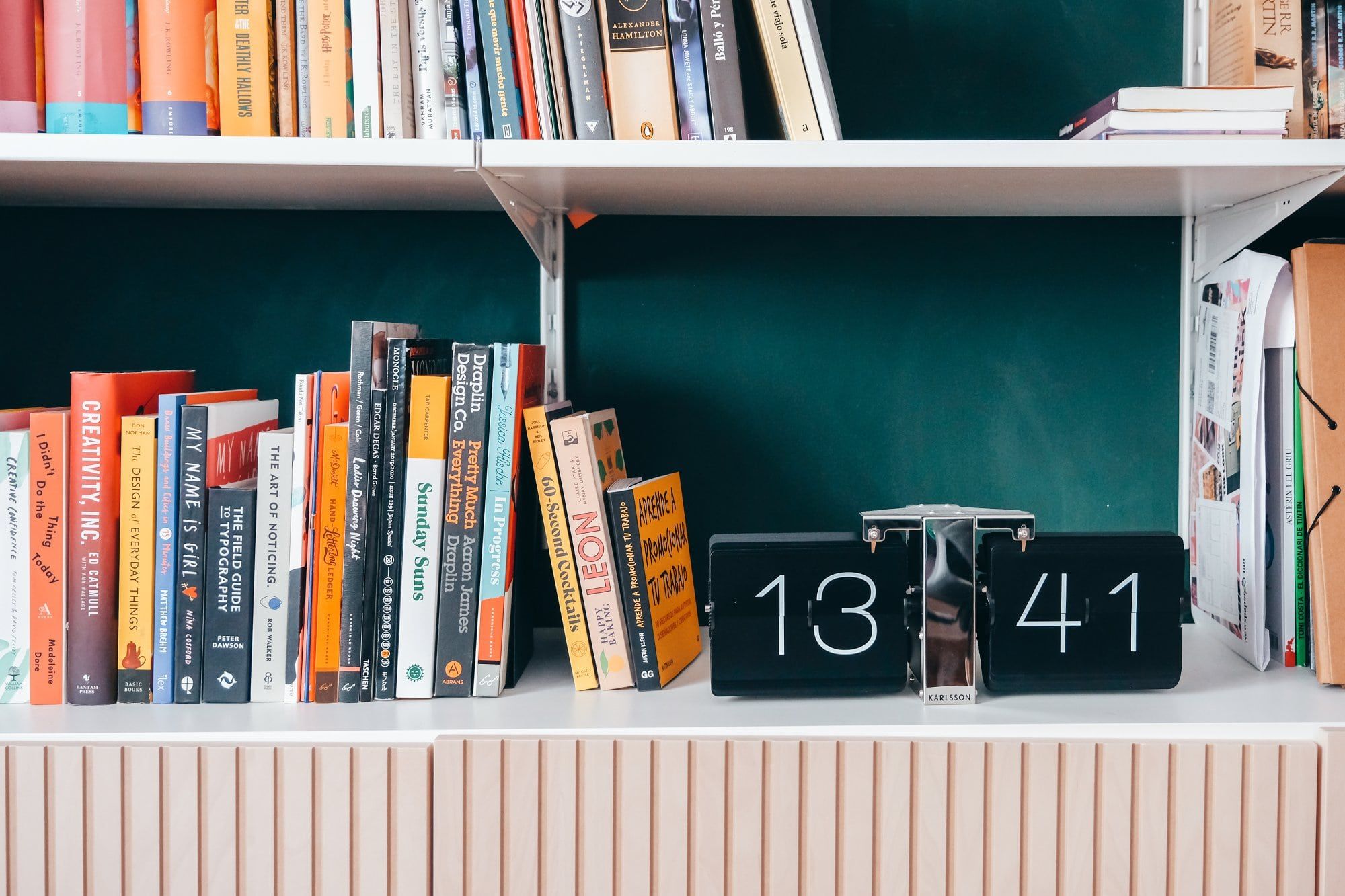 A Karlsson flip clock and lots of books on the shelves