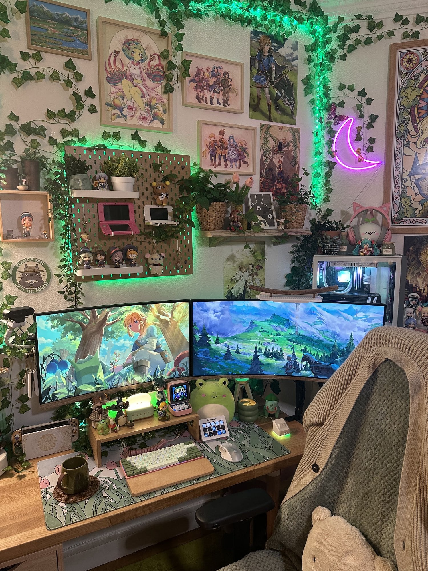 A cosy and cute Japanese-inspired gaming workspace