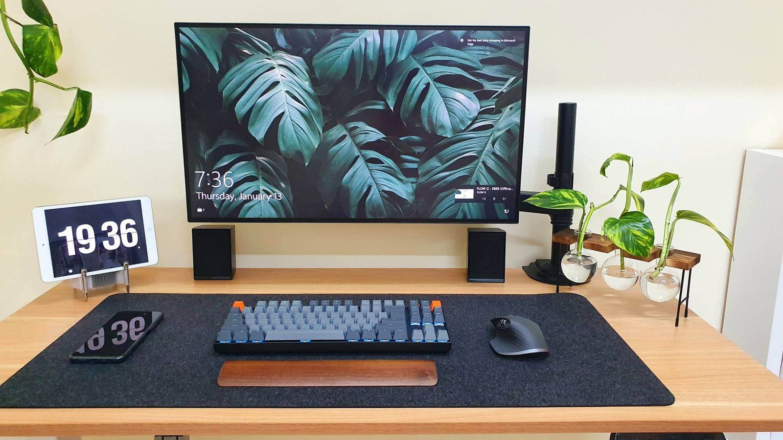 A cable-free desk setup idea