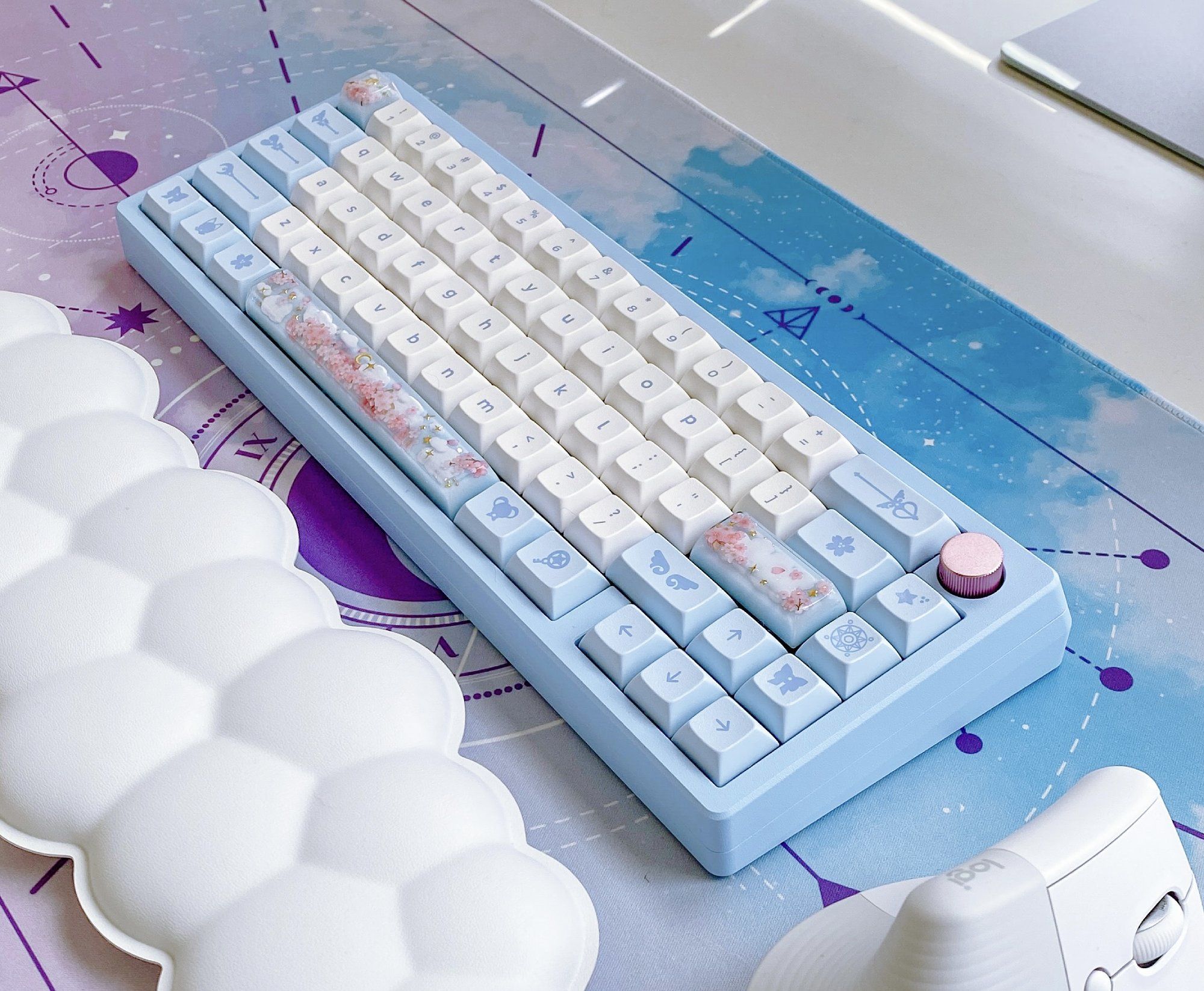 A customised Zoom 65 mechanical keyboard with Mintlodica Magical Girl keycaps