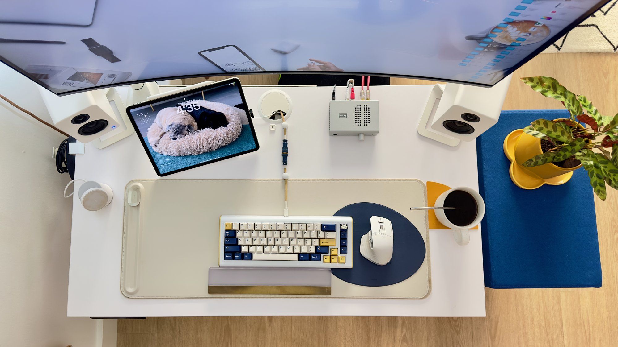 A small and well-organised minimal desk setup