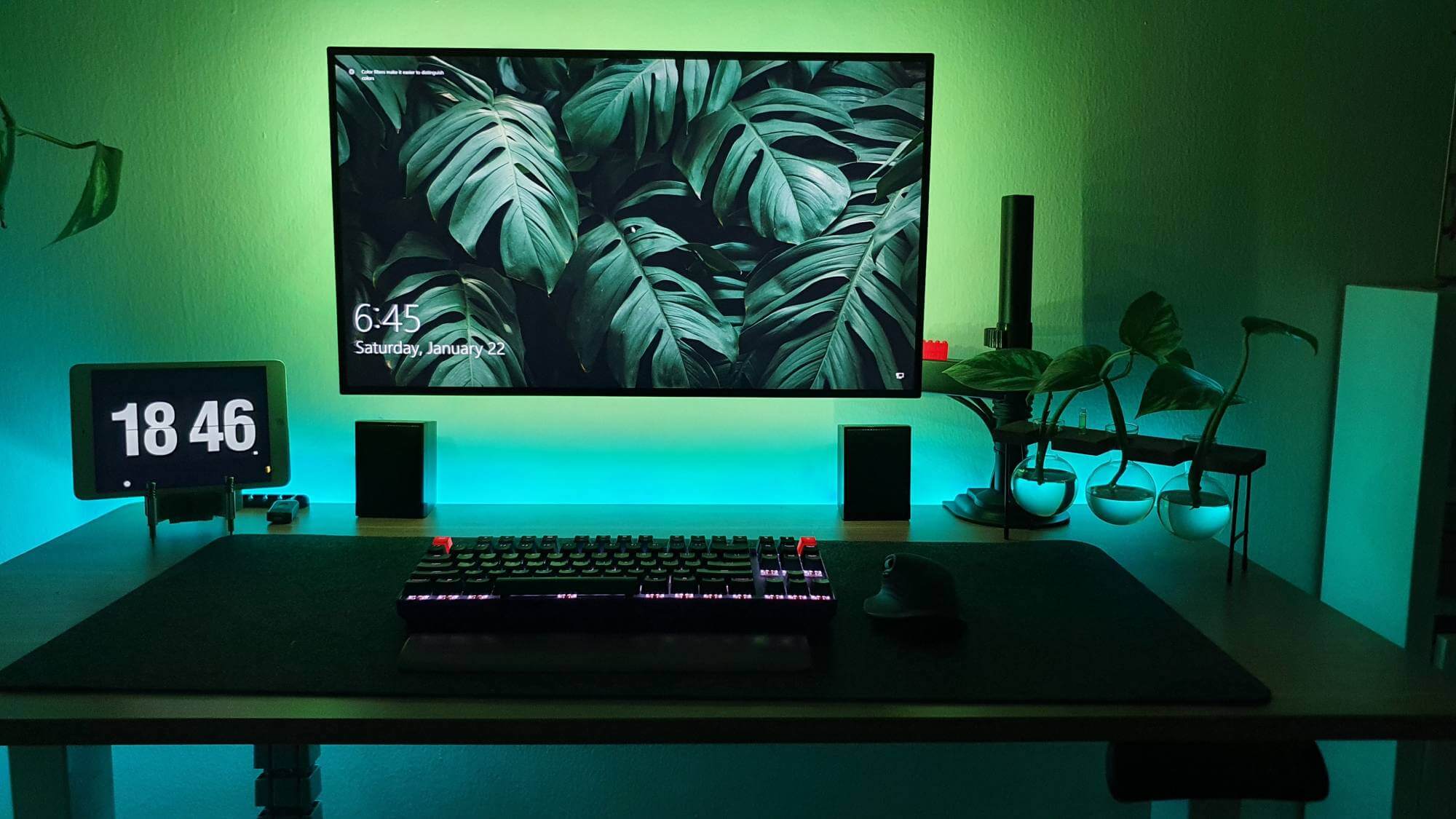 A cable-free, well-organised and affordable desk setup