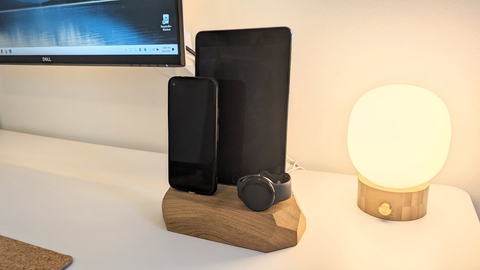 A triple charging dock from Oakywood, designed to hold and charge multiple devices simultaneously