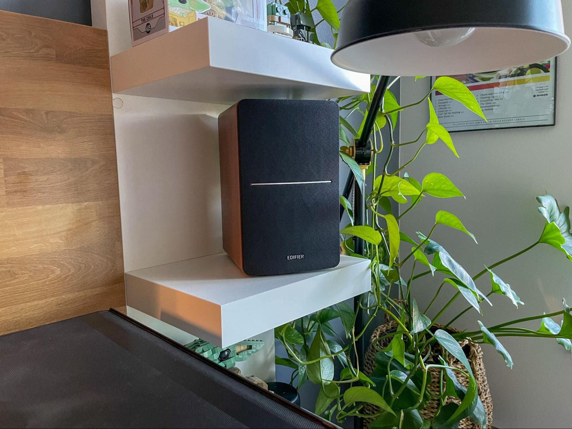 Floating Desk Setup in Washington, US