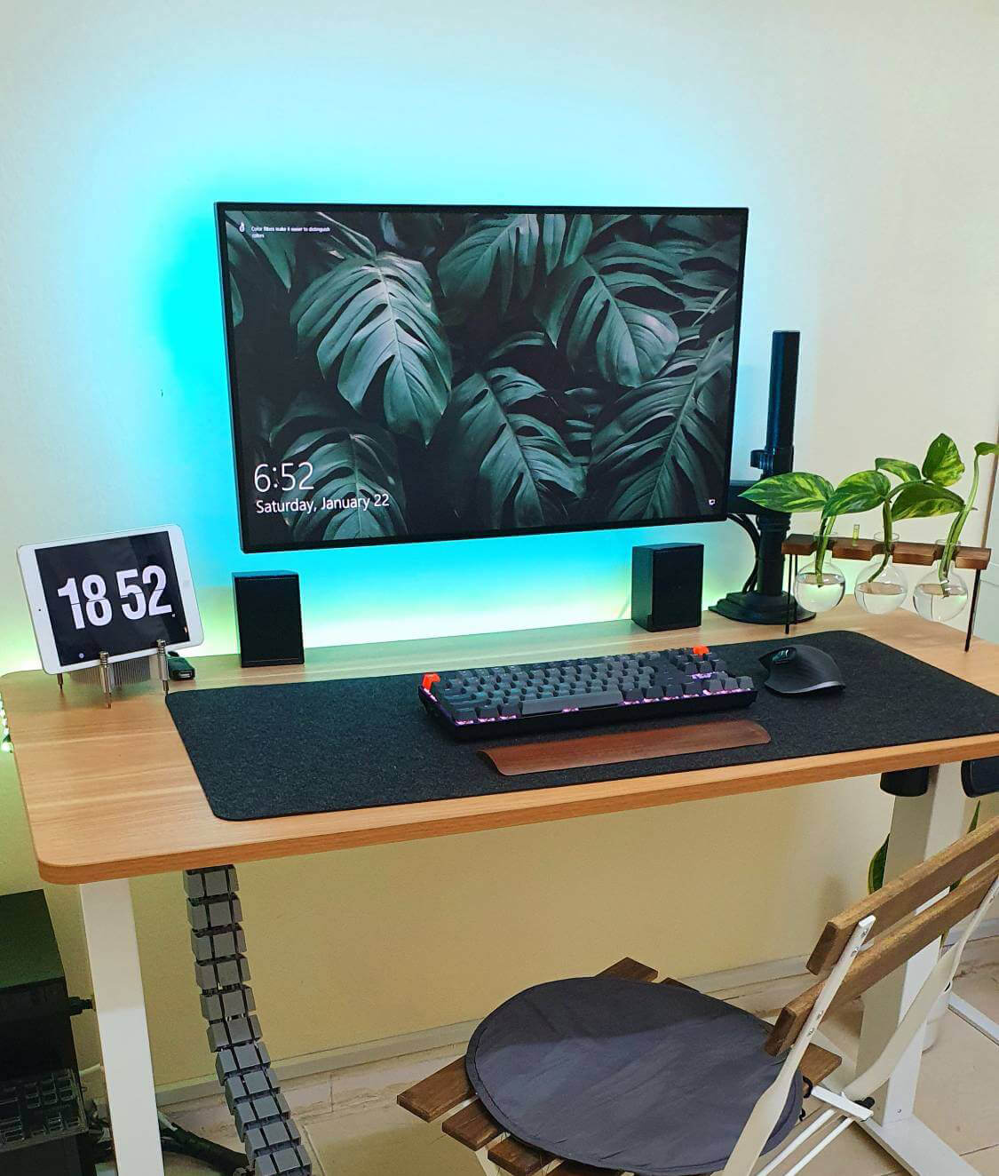 Michael’s Cable-Free Desk Setup in Dubai, United Arab Emirates