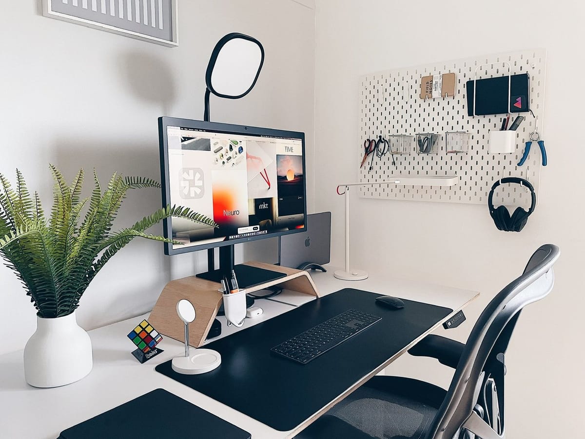 Floating Desk Setup in Washington, US