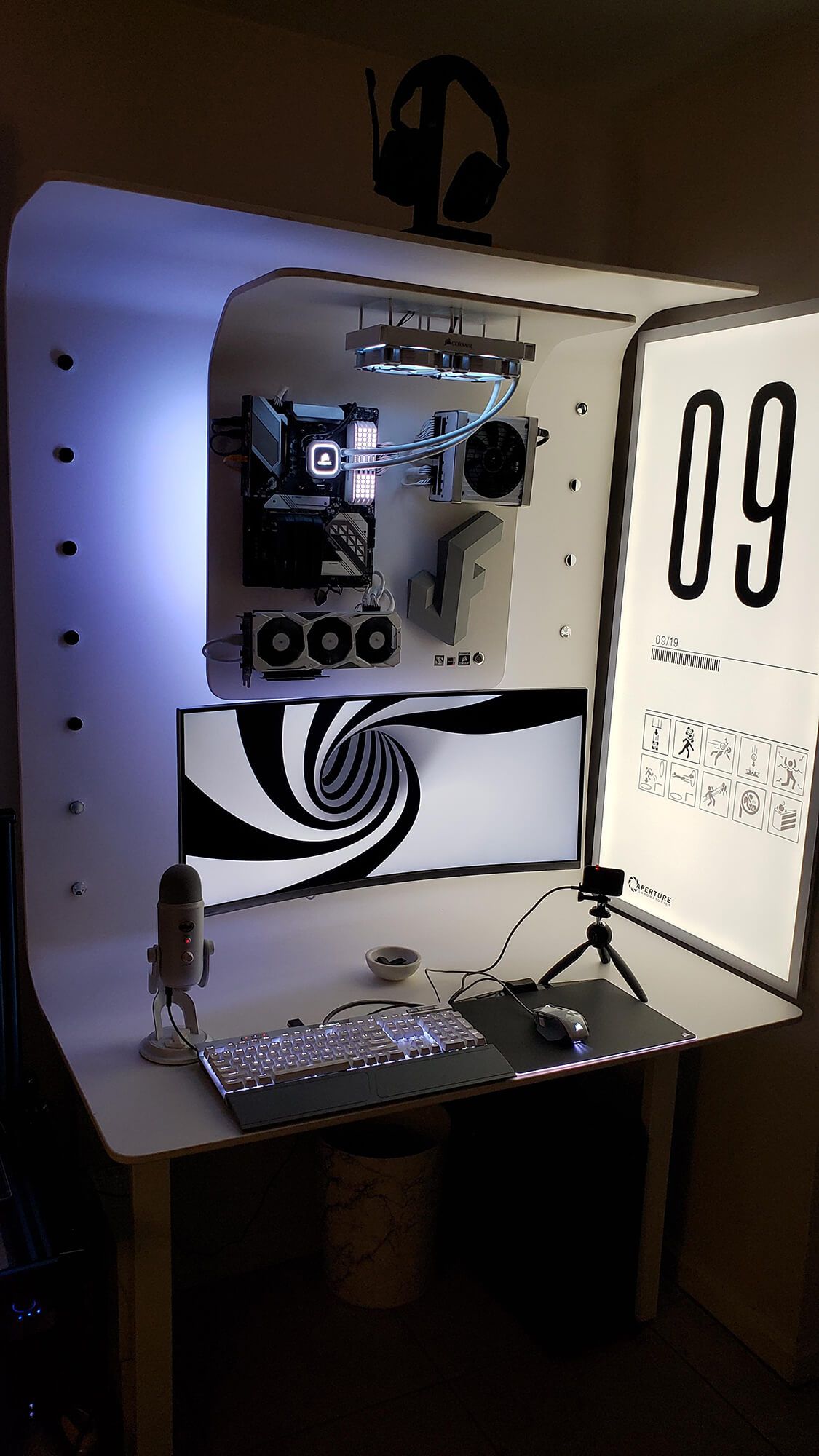 Justin’s DYI PVC Minimalist Battlestation in Florida, US