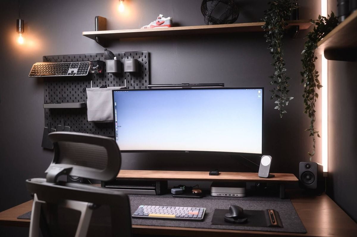 Lloyd’s Photography Workspace in Vancouver, Canada