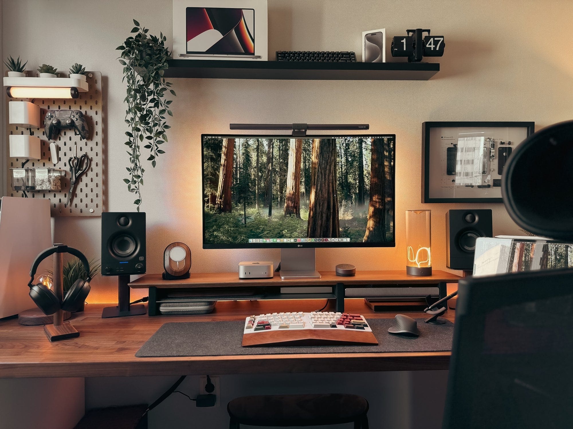 A home office with an LG 32UN880, Mac Mini M4, and MX Master 3S mouse