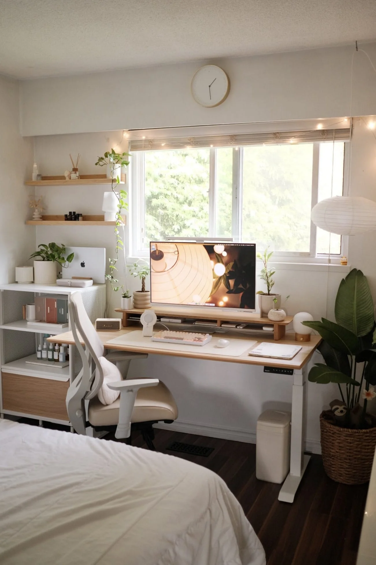 A small and cosy bedroom home office