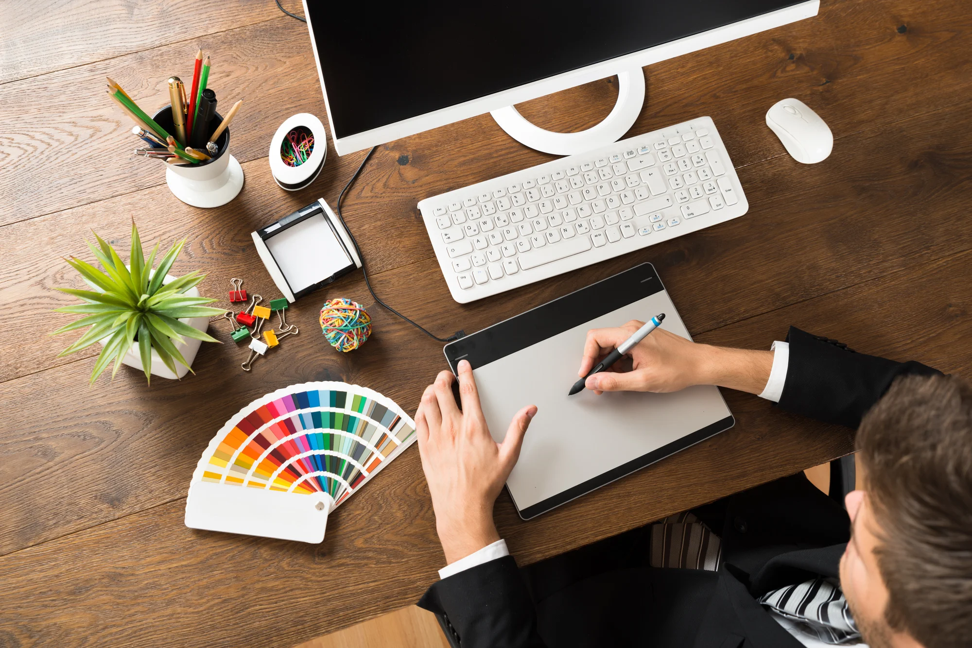 The Graphic Designer Desk Setup That Makes Sense